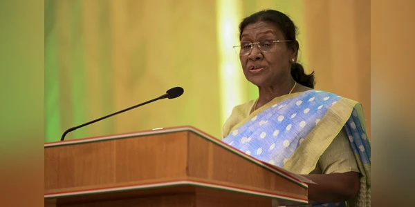 Murmu rinde homenaje en Botswana a víctimas del atentado en Delhi