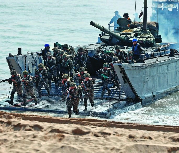 Soldiers disembark from the Indian Navy's landing craft during a tri-services military drill in Porbandar, Gujarat, on November 13, 2025 (Photo: Reuters) Soldiers disembark from the Indian Navy's landing craft during a tri-services military drill in Porbandar, Gujarat, on November 13, 2025 (Photo: Reuters)