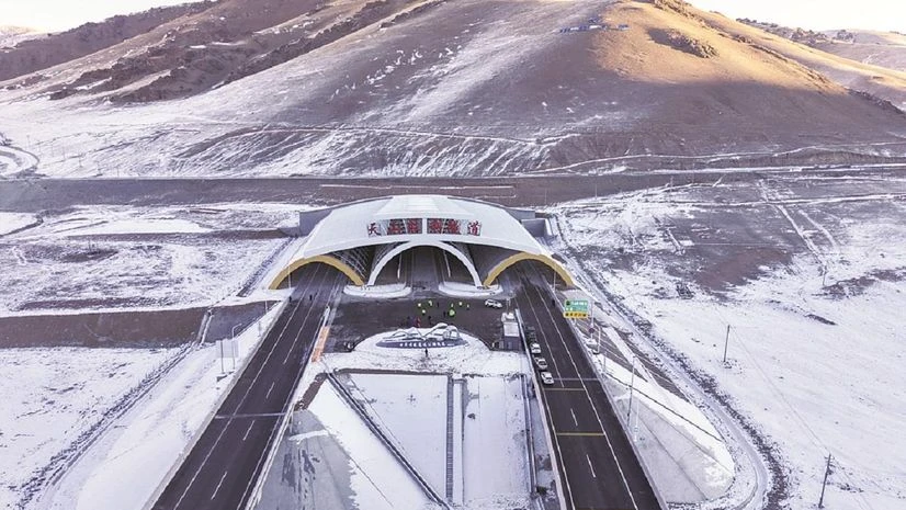 China opens world's 'longest' expressway tunnel in Xinjiang China opens world's 'longest' expressway tunnel in Xinjiang