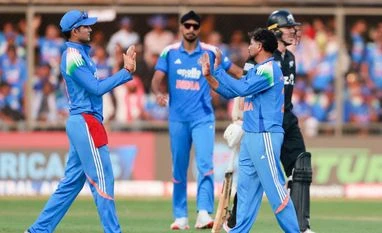 Indian crick team's middle over struggles with the ball continued in the 3rd ODI vs NZ Indian crick team's middle over struggles with the ball continued in the 3rd ODI vs NZ