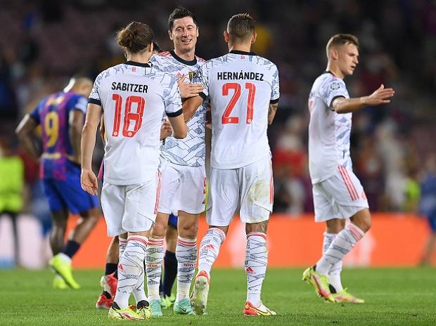 Lewandowskis 11-minute hat trick helps Bayern advance in CL