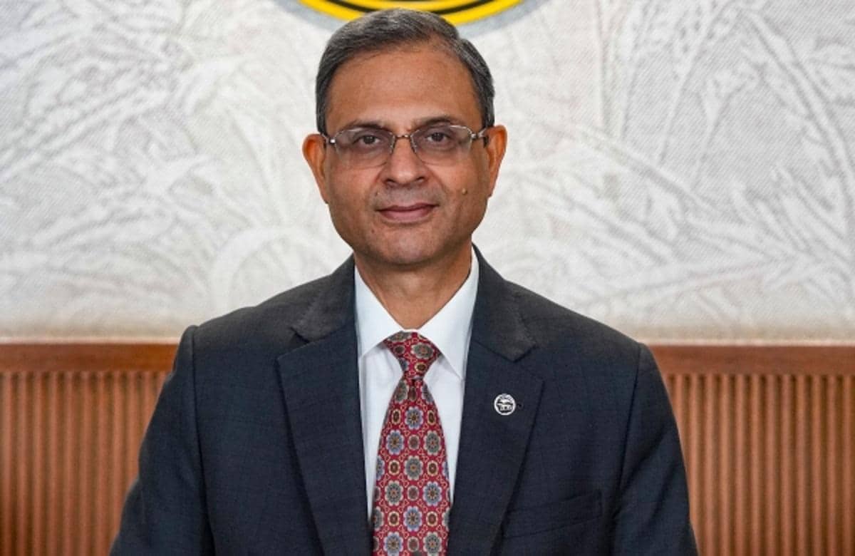 RBI Governor Sanjay Malhotra Urges Upper-Layer NBFCs to List Publicly