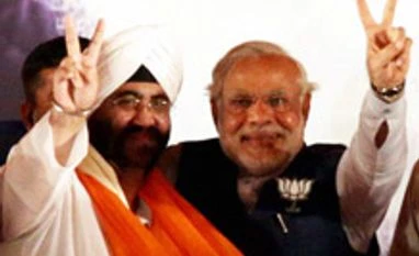 Modi trains guns on 10, Janpath