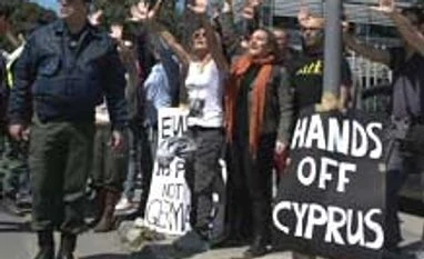 Cyprus readies capital controls to avert bank run