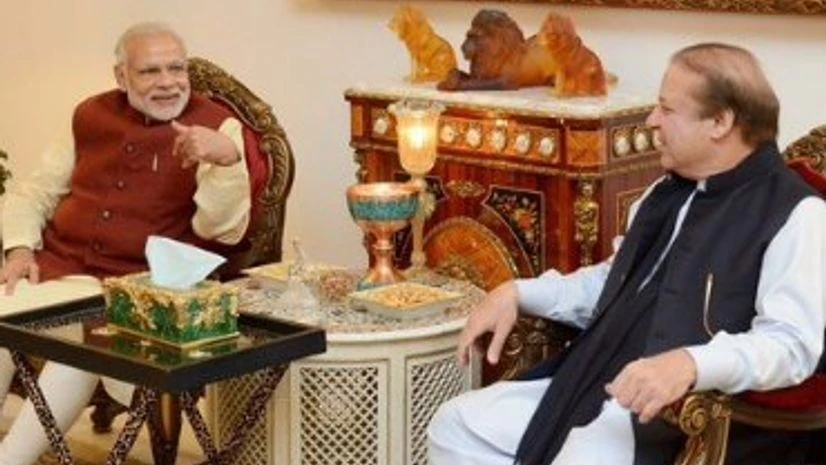 Modi flies to Pakistan, goes to Sharif's house Modi flies to Pakistan, goes to Sharif's house