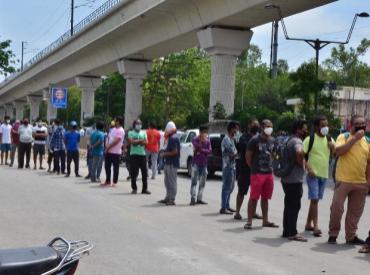 Long queue for liquor was witnessed on almost all the wine shops in delhi (Photo- Sanjay K. Sharma)