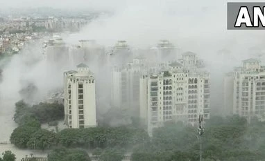 7 daredevils who stood just 100 metres from imploding twin towers Supertech