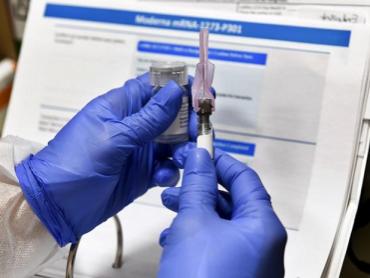 moderna, covid, vaccine, pharma, coronavirus, medicine, drugs, medical research, covid, lab