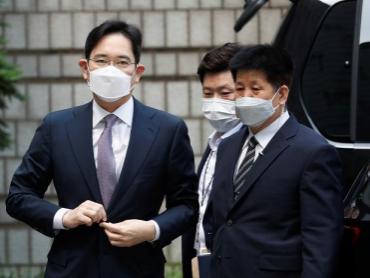 Samsung Group heir Jay Y Lee arrives for a court hearing to review a detention warrant request against him at the Seoul Central District Court in Seoul. Photo: Reuters