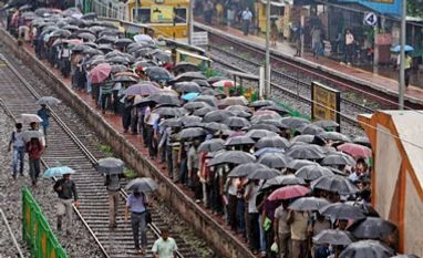 Heavy rains for next 24 hrs in Mumbai, people advised to stay home