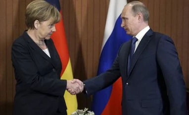 Putin, Merkel call for dialogue to solve Ukraine crisis