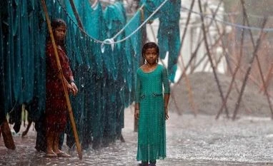 Monsoon 2017: Good rains bring relief to farmers in Maharashtra Two girls standing beside an open laundry, while it rains in New Delhi in India. (Photo: Reuters)