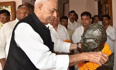 AAP wants Yashwant Sinha to contest on party ticket from New Delhi: Sources Yashwant Sinha pays floral tribute to Jai Prakash Narayan at his house before attending the first session of Rashtra Manch in Patna on Saturday. (PTI Photo)