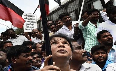 What is difference between two major Dravidian political parties in TN? DMK MP Kanimozhi, VCK leader Thol Thirumavalavan and others during a bandh condemning the police action against protesters in Tuticorin, in Chennai on Friday