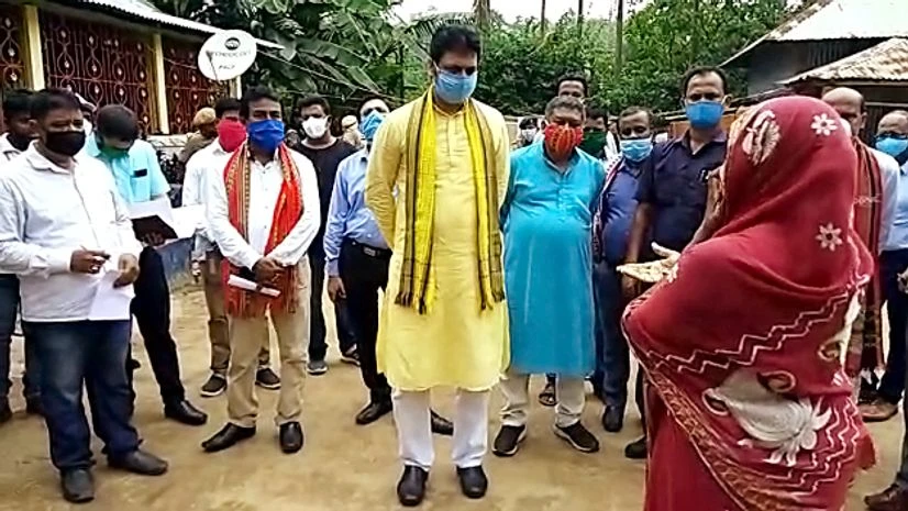 Biplab Kumar Deb, Coronavirus Tripura, Covid-19 Tripura Chief Minister Biplab Kumar Deb interacts with people under home quarantine, at Makiyanagar village in Bakshanagar.