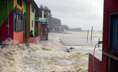 Over 100 mm rain in suburban Mumbai, Thane; IMD predicts 4.6 m high tide rains, monsoon