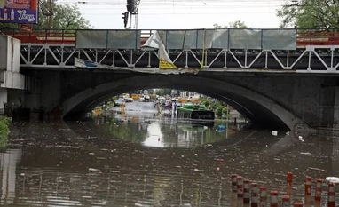 At least 4 dead in first heavy Delhi rains, 10 houses collapse near ITO Delhi rains, monsoon, Minto Bridge