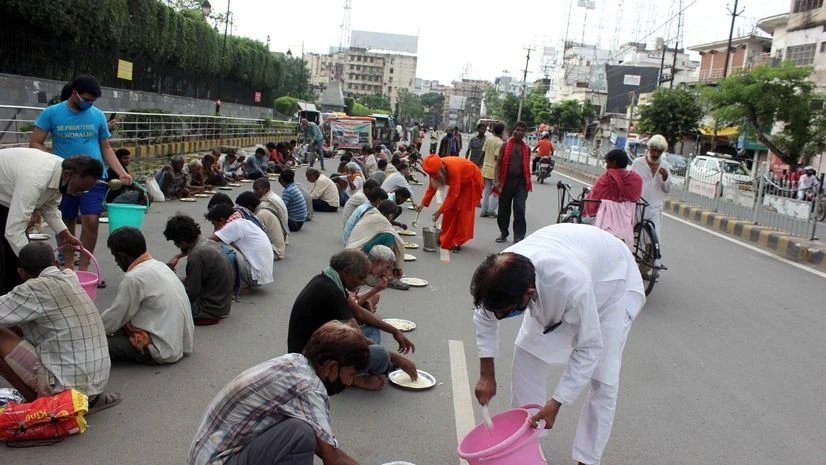 Lockdown, coronavirus, Patna Volunteers serve food among needy people during the total lockdown in the wake of coronavirus pandemic in Patna.
