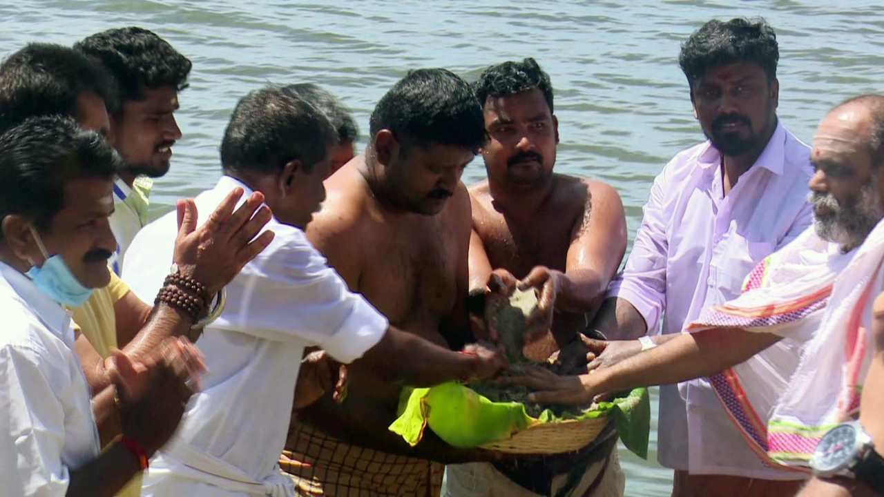 Priests collect sea sand from Rameswaram Agniteertha to send it for Ayodhya Ram Temple Bhumi Poojan Priests collect sea sand from Rameswaram Agniteertha to send it for Ayodhya Ram Temple Bhumi Poojan