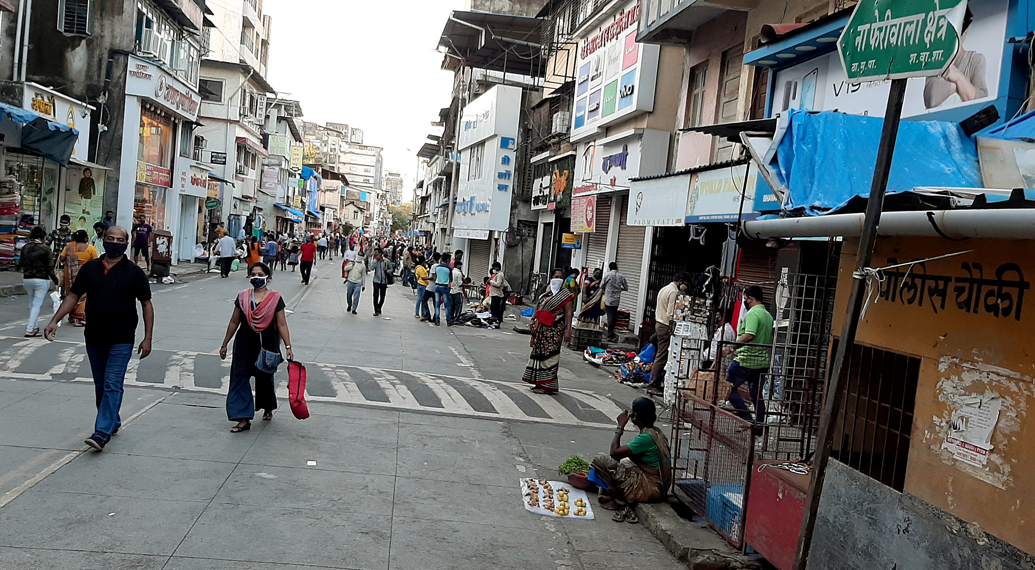 People coming to shopping for Rakshabandhan at Thane Market, in Mumbai People coming to shopping for Rakshabandhan at Thane Market, in Mumbai