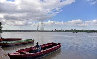 Traffic halted on Delhi's old Yamuna bridge as river runs above danger mark Floodwater, Yamuna river