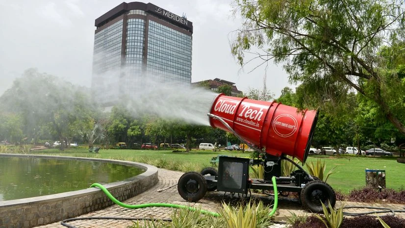 anti-smog gun, Pollution, New Delhi An Indian made anti-smog gun, a device that sprays water into the air to reduce pollution, is placed at a roundabout to curb pollution levels, in New Delhi on Monday.