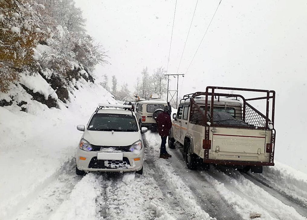 Vehicles stopped on the road as Sissu area receives snowfall on Monday Vehicles stopped on the road as Sissu area receives snowfall on Monday