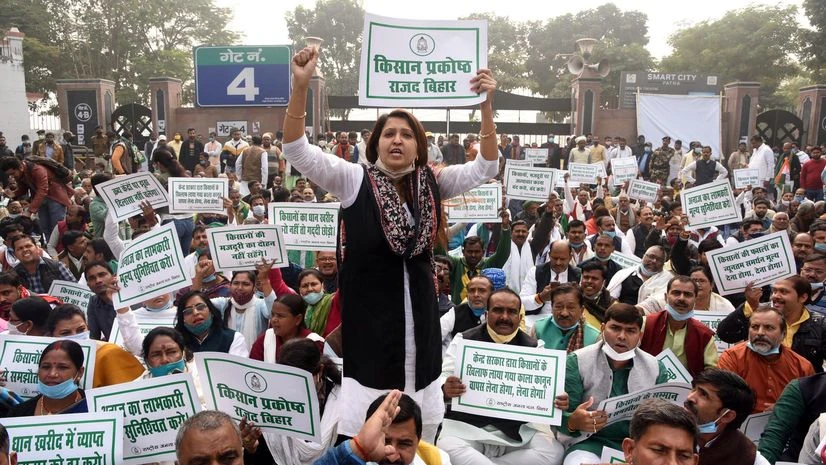 Farmers protest, farmers protest in delhi, farmers from punjab Rashtriya Janata Dal (RJD) activists stage a dharna supporting the farmers protesting against the Farm Laws, near Mahatma Gandhi's statue at Gandhi Maidan in Patna on Saturday.