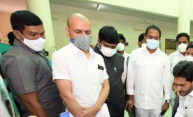 Experts scramble to identify Eluru's mystery disease: 1 dead, over 400 ill Eluru