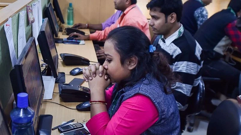 Stock broker, broker, trader, woman investor, market, markets, stock markets, stock, market crash, market fall, loss Stock broker, broker, trader, woman investor, market, markets, stock markets, stock, market crash, market fall, loss