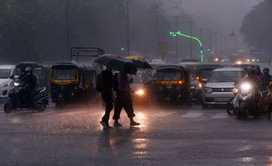 Mumbai to receive moderate to heavy rains in next 24 hours, IMD says Mumbai rain