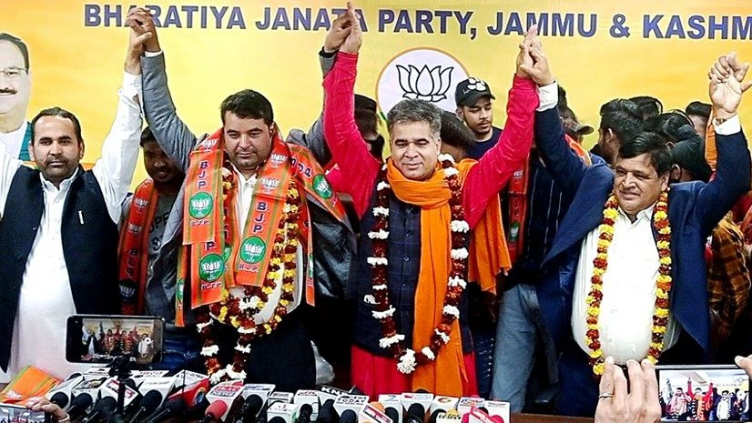 Ghulam Nabi Azad, Mubashar Azad Mubashar Azad (3L), nephew of Congress leader Ghulam Nabi Azad, raises hands with Jammu and Kashmir BJP chief Ravinder Raina (3R) and others as he joins BJP. (ANI Photo)