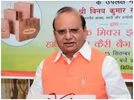 Vinai Kumar Saxena then Khadi and Village Industries Commission (KVIC) Chairman Vinai Kumar Saxena launches the unique plastic-mixed eco-friendly handmade paper carry bags on the occasion of Swachhata Diwas, at Connaught place in New Delhi. Saxena appointed as new Lt.