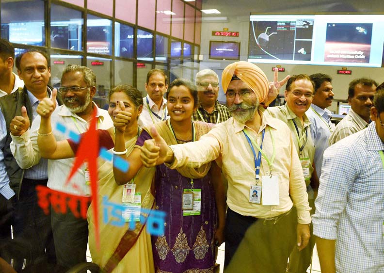 ISRO Scientists Celebrate Success of Mars Orbiter Mission Photo