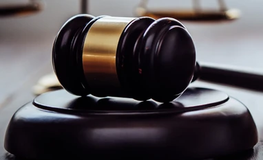 'Tu bahar mil': Convict, lawyer threaten Delhi judge after conviction judge gavel