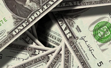 Fed officials caught between inflation worries, slowdown fears amid tariffs dollars