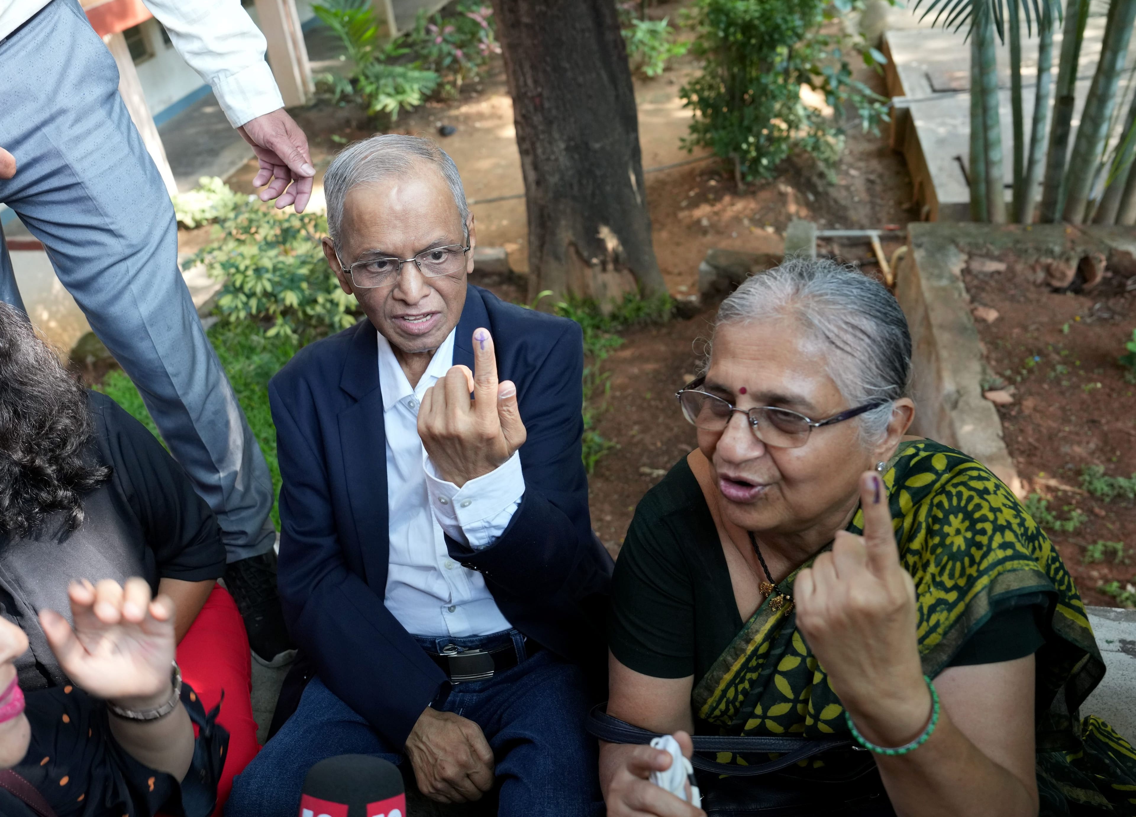 Li Murty Infosys founder Narayana Murthy और Sudha Murty ने डाला अपना वोट